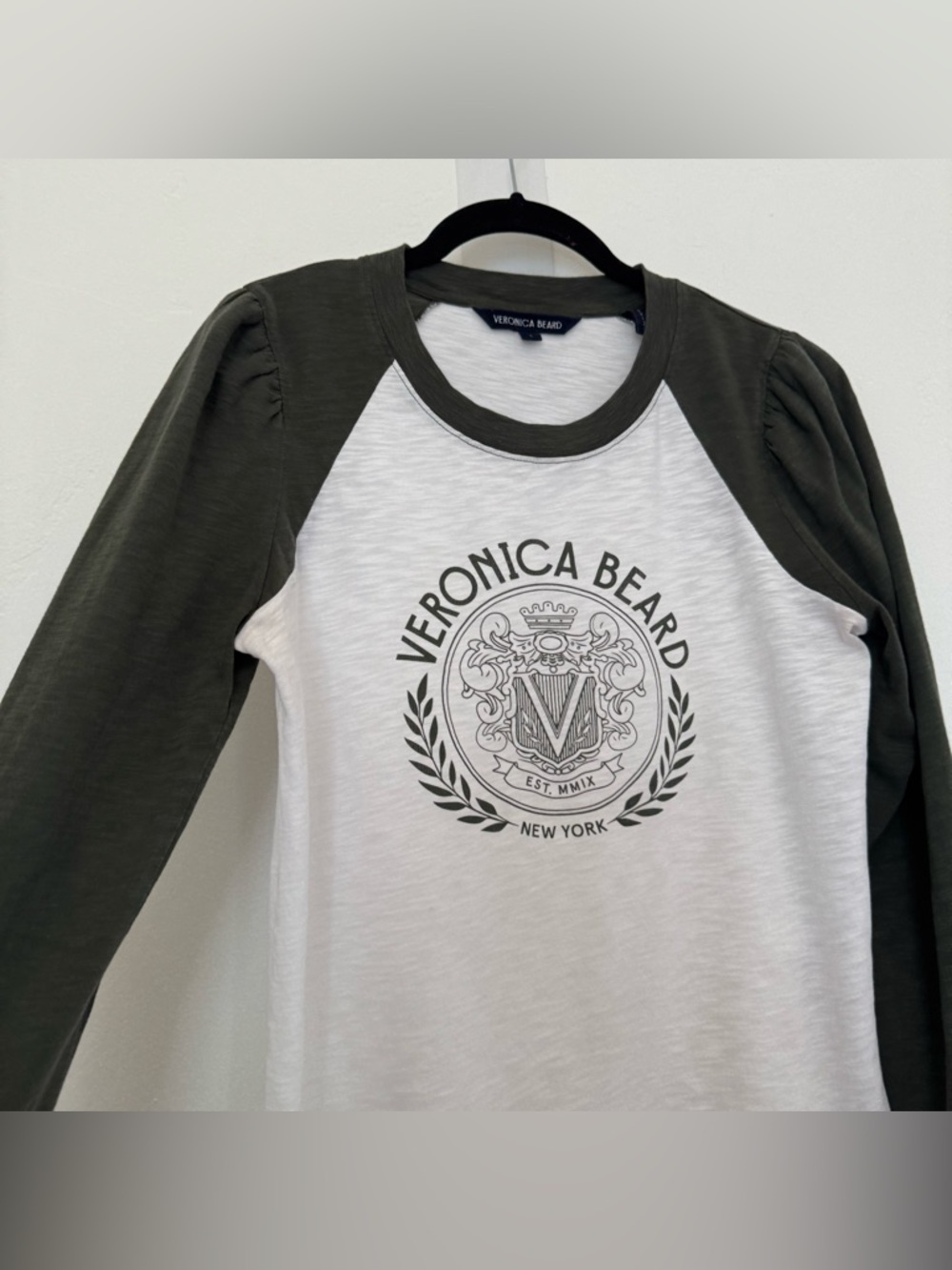 Veronica Beard Mason Logo Raglan Baseball Tee Crest Green White *FLAW* - Picture 4 of 13